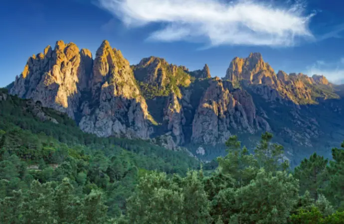 Terrasse avec vue montagne mer Corse sud aiguilles de bavela