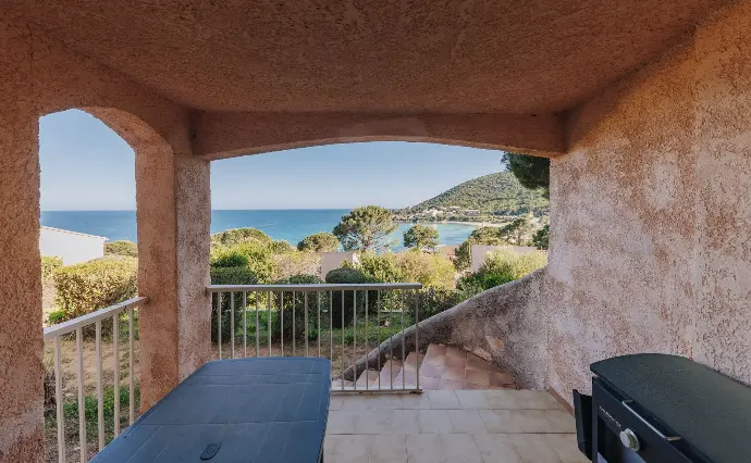 vue sur la page de  tarco proche du village de conca de la résidence familiale le télémaque