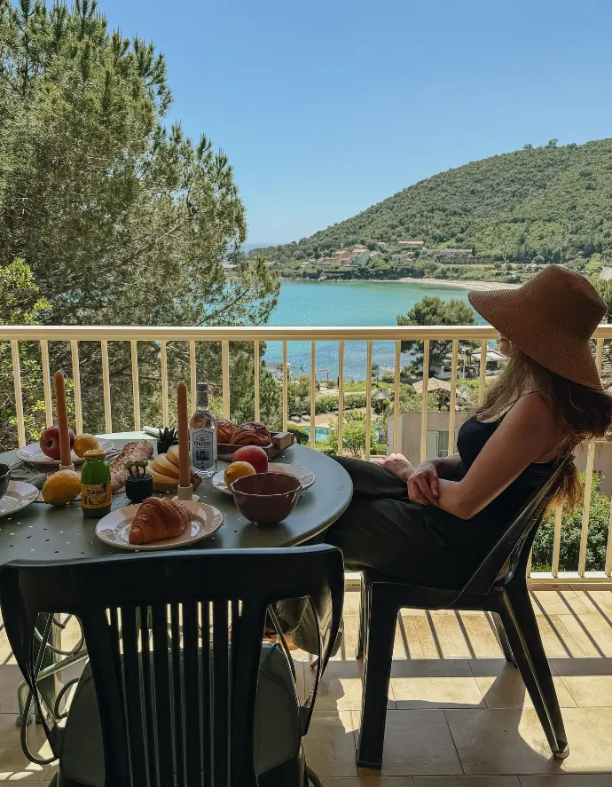 petit déjeuner face à la plage de tarco proche de conca vue sublime du télémaque