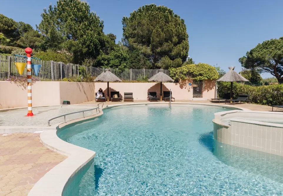 piscine de la résidence le télémque pour vos vacances en famille en corse du sud